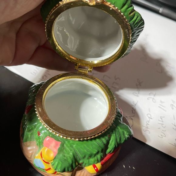 Porcelain 5" Christmas tree trinket/jewelry box hand painted early 90's - Picture 9 of 9